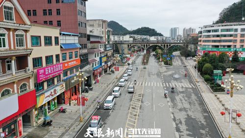 义务疫情宣传队车辆在安龙县县城宣传.