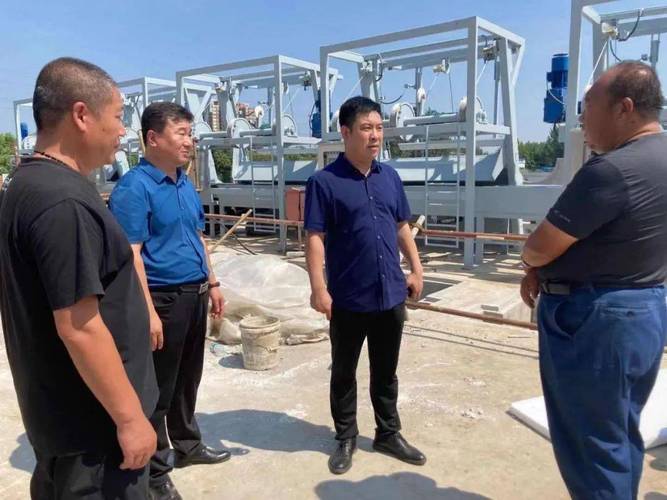 县住建局局长丁华近日现场查看了建设中的雨水排放设施,详细了解了