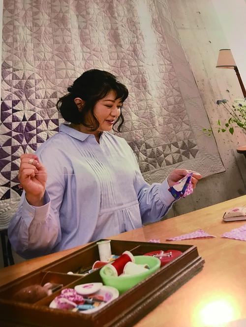 "2016年,山口百惠的照片出现在公众面前,就是在拼布展览上,满脸洋溢着