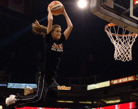图文-[wnba]君主队77-72胜水星 少女扣篮表演