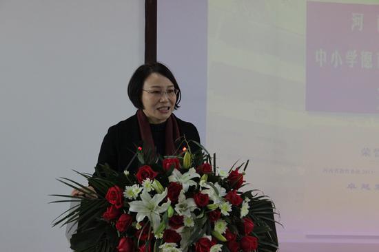 林州市第一实验小学校长王瑞芳就如何落小,落细,落实学校德育工作与