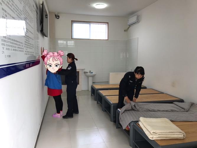 女民警对女拘员进行人身,物品检查
