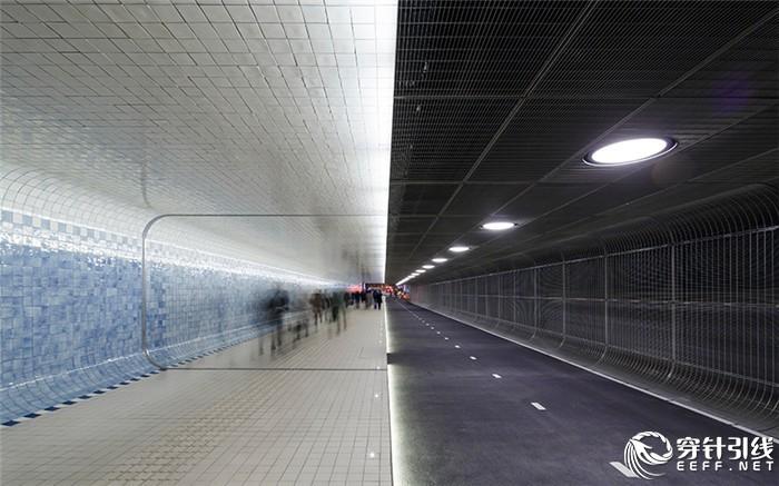 现代气息阿莫斯特丹隧道 瓷砖人行道和沥青骑行道并行