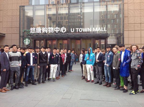 北京悠唐购物中心的"特斯拉"式营销 100位男模引导消费