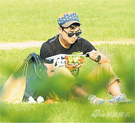 郑俊弘呆坐草地吃沙拉 公园晒太阳减压