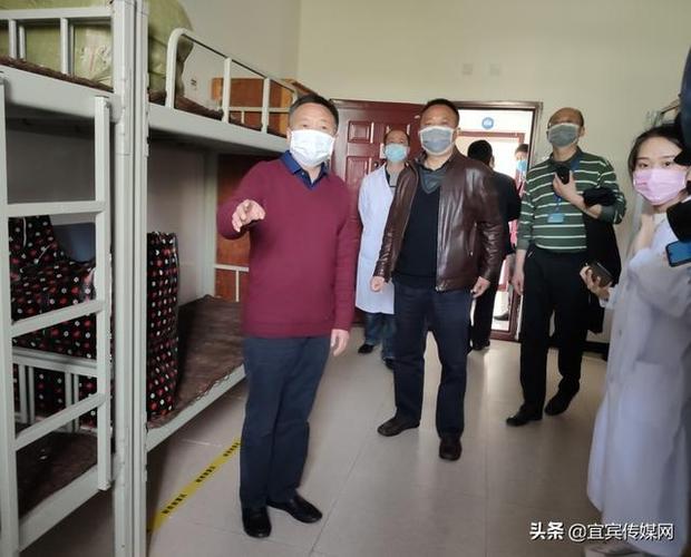 在宜宾市三中,杨俊辉一行详细了解了学生返校,网课学习,学校疫情