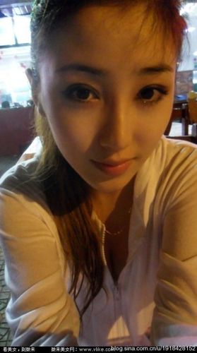 素颜张祺瑞沙滩性感私房照,显其天生丽质的外貌和傲人