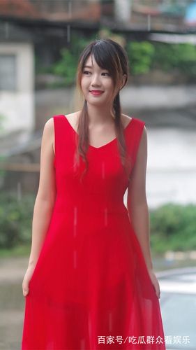 红色连衣裙美女,红色代表热情似火,红色充满了活力!