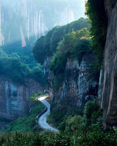 龙王岭风景区东起城关镇的蚂蝗坦,西至湘阴渡镇的龙耳岭,绵廷20余里