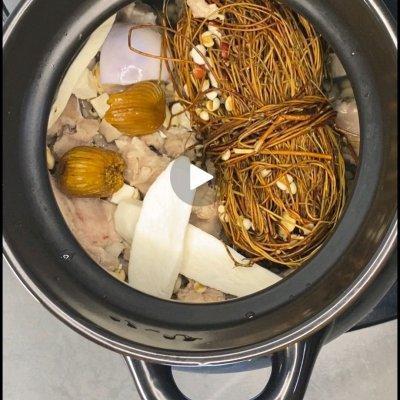 广东煲汤五指毛桃茯苓猪骨汤