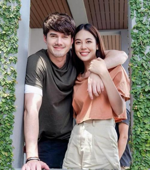 泰星mik和preaw合作的新剧正式开机,与女友bow相约美术馆秀恩爱