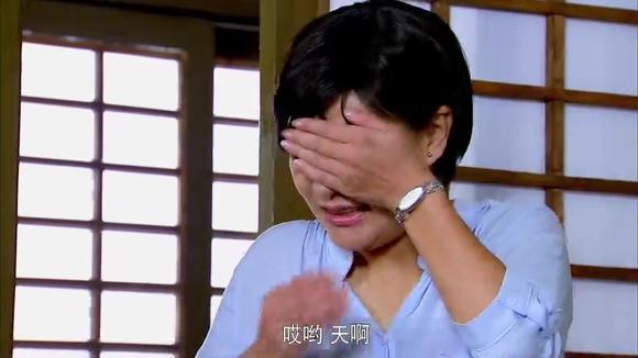 小情侣地铁车厢旁若无人亲热 身旁大爷表情亮了