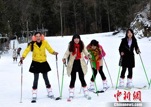 四川理县毕棚沟冬季雪地运动受民众热捧|滑雪场|景区