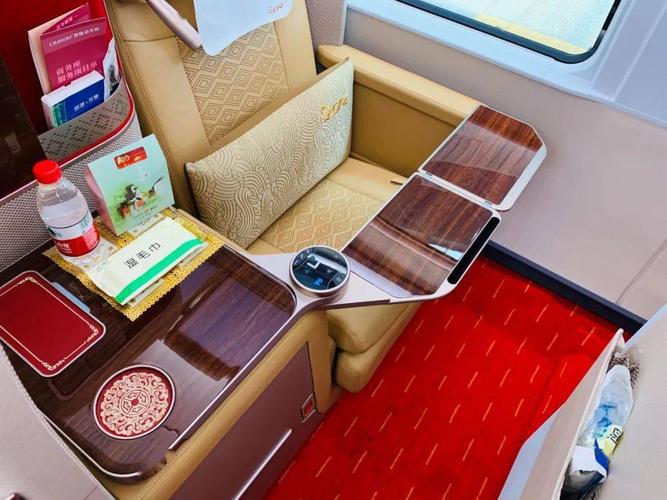 抽出式小桌板 除了商务座 一等座也有了 非常贴心的升级 同样宽敞