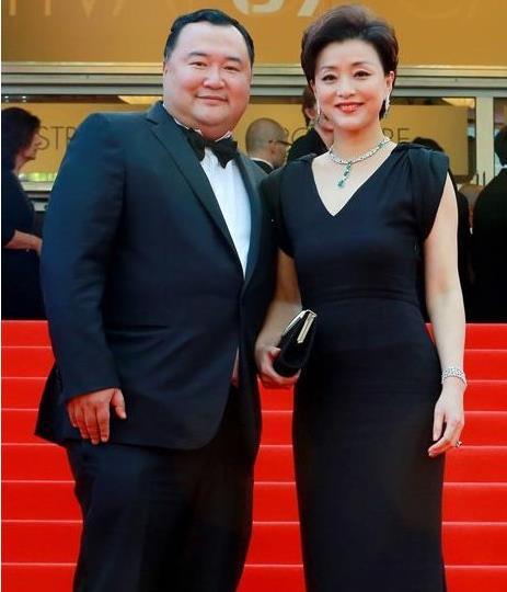 原创她曾是央视一姐,跟巨星费翔相爱未果,经历两段婚姻终收获爱情