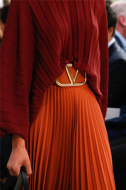 潮流资讯 华伦天奴新款包袋,皮革质感倍显高级,品牌logo愈加突出,飘带