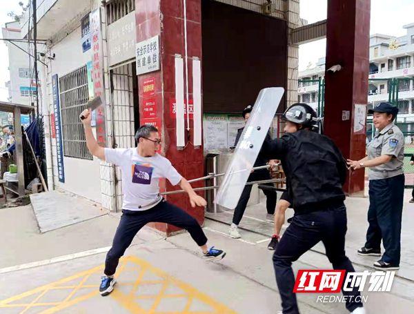 慈利县溪口镇中心完小:开展反恐防暴演练 筑牢安校园全防线