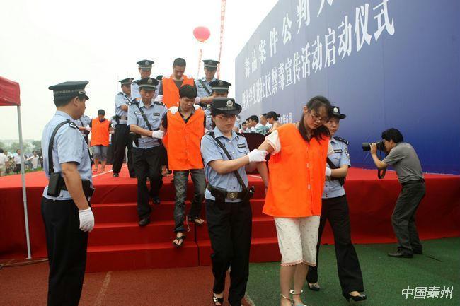 这种情况给女嫌疑人戴上脚镣是否合法?