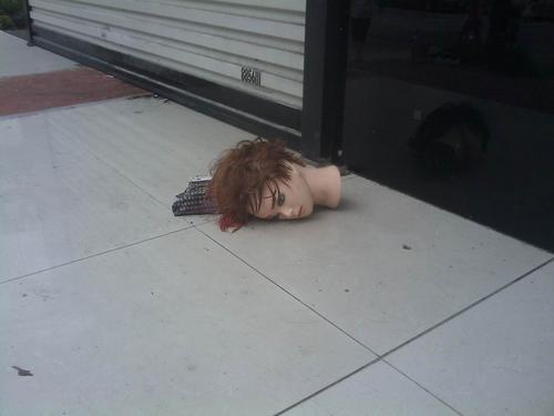 大清早惊见塑胶模特美女人头落地!(有图有真相)