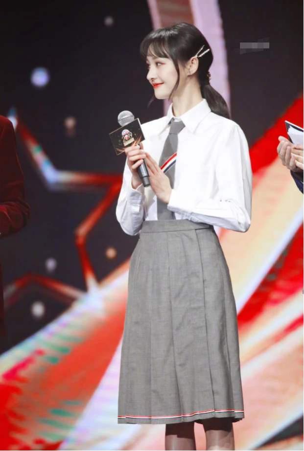 郑爽气质潇洒,穿西装短裤"筷子腿"真吸睛,身材曲线不输模特