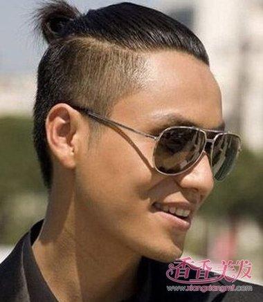 男士头发把中间扎起来男生头发剃两边然后扎起来