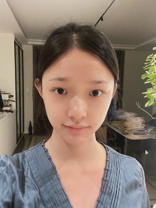 林允晒素颜怼脸自拍