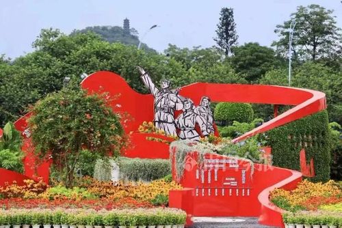 今天柳州帅哥美女争先恐后来到市民广场她们这是要
