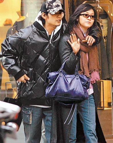 周杰伦(左)6年前被抓包与前女友侯佩岑在日本代官山勾肩逛街图片