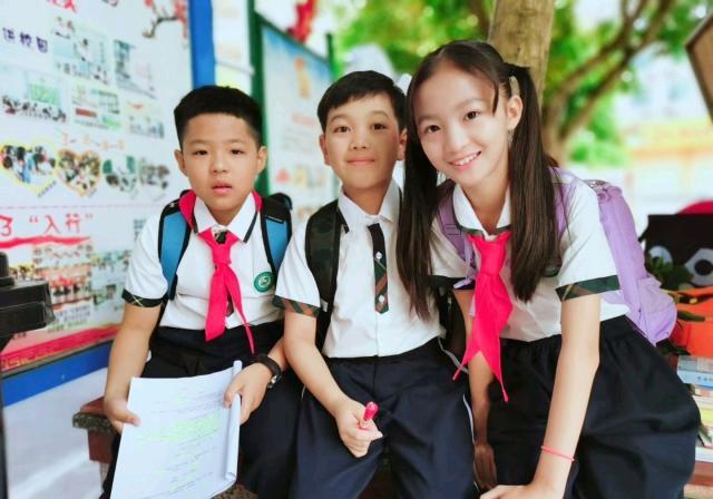 孙俪儿子韩远琪参加升国旗,庄严肃穆!
