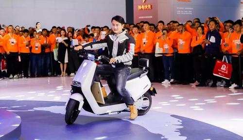 雅迪g5max:首款中置电机高端智能电摩,速度和续航都惊人