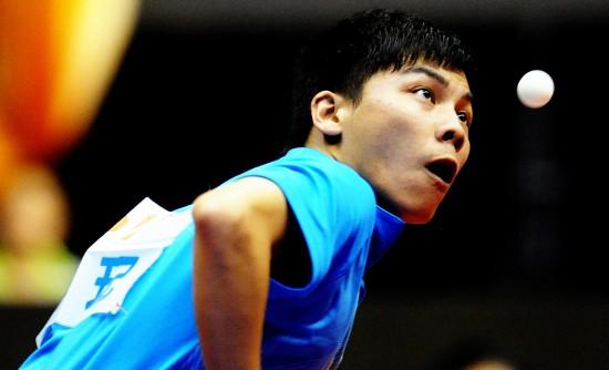 图文乒超联赛八一胜江苏陈玘比赛中发球