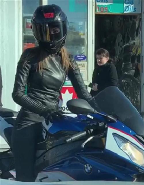 杭州一位90后女骑,座驾宝马s1000rr,上街骑车,连老外都回头看