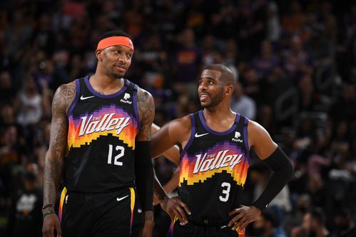 在菲尼克斯的第二场比赛爆发后,太阳队满脸笑容.