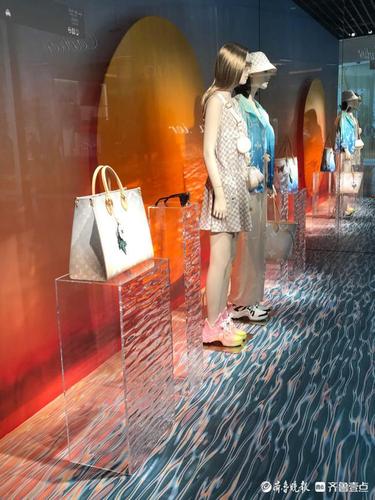 上海街头,橱窗里的时尚