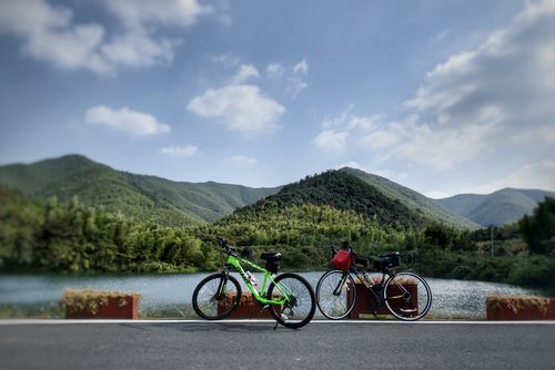附近有个龙池山自行车公园,我们从上海背过来的自行车,有了用武之地了