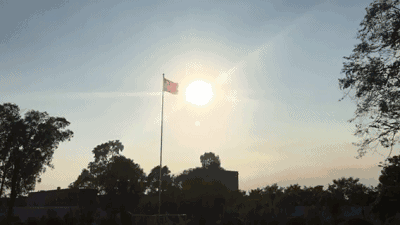 迎风飘扬的五星红旗.摄于初秋