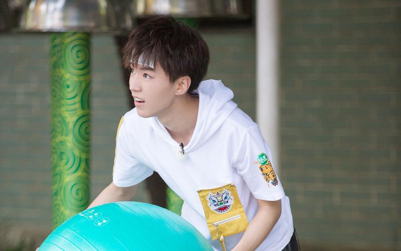 清新帅气王俊凯背景壁纸_高能少年团帅气担当