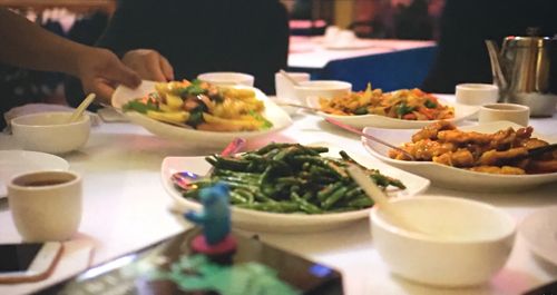 这一天家人准备除旧迎新,一家相聚,共进晚餐.