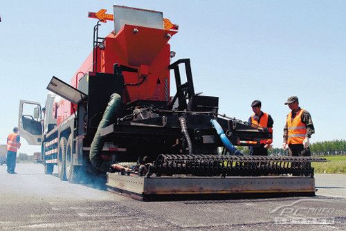修路车正在作业中