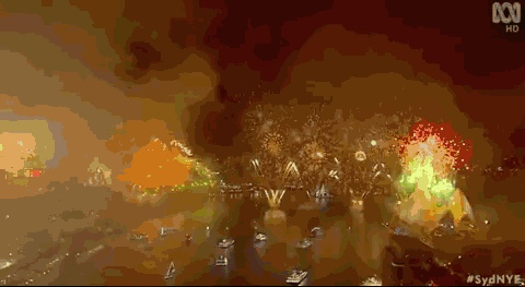 其中更是有代表 今年同性婚姻胜利的彩虹色烟花.