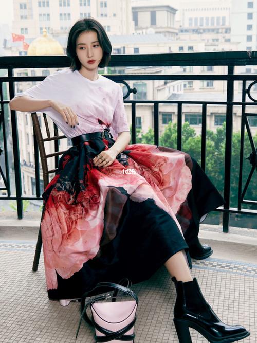 甜酷女孩周雨彤_周雨彤_酷女孩_莲花_t恤_穿搭_摄影_娱乐_明星娱乐