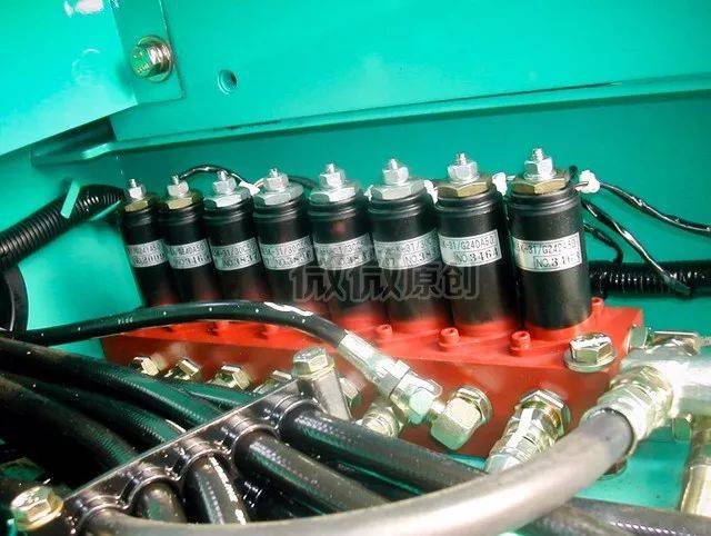 当神钢挖掘机出现d字头和e字头报警代码,如d012,e013时,都是电磁阀