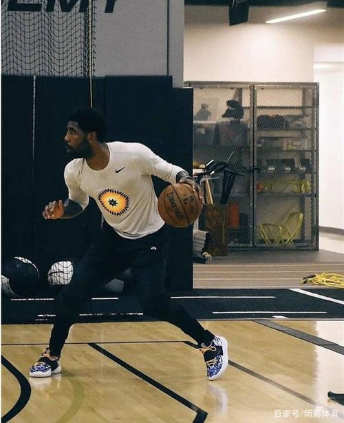 你们的小可爱回来了,欧文社媒晒训练照,看到这个小腿