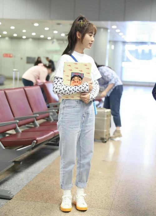 邢菲现身机场展现果汁美貌!高马尾超俏皮,网友:是恋爱