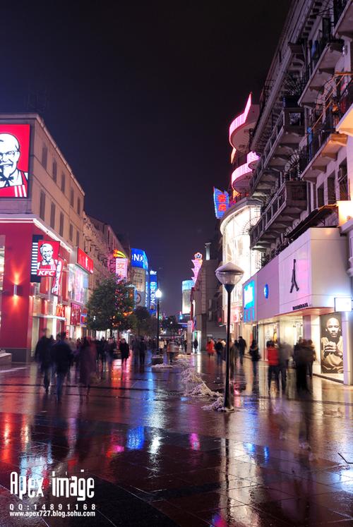 不记得从哪年起, 武汉的夜晚开始有些色彩了. 平安夜 记录武汉