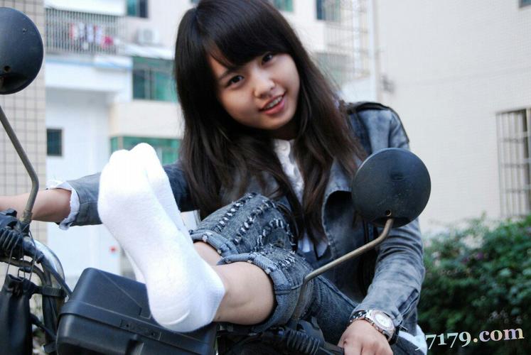 求脏白袜的图片 自己穿脏的 急 谢谢