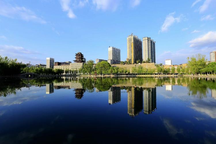 宁波>社会热点>正文> 图为离石区莲花池公园(侯利军 摄)肉眼可见,吕梁