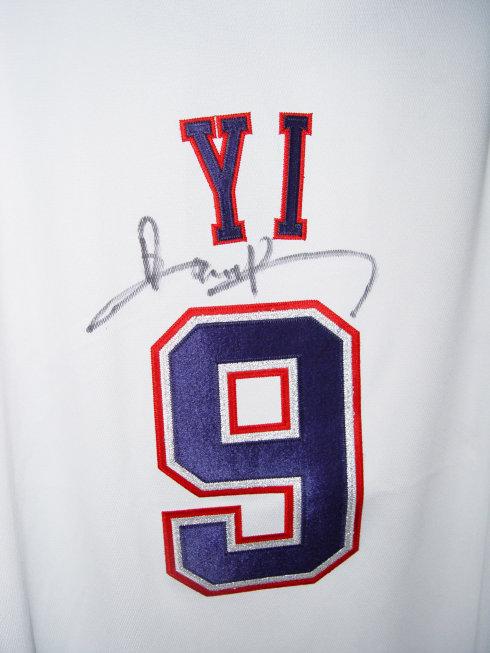 易建联的签名球衣,一份特别的礼物!