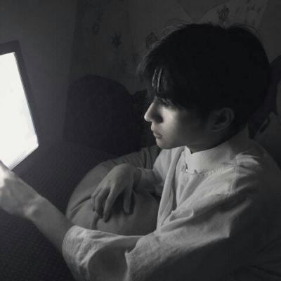 霸气男生黑白伤感头像 随意地过一个人的生活