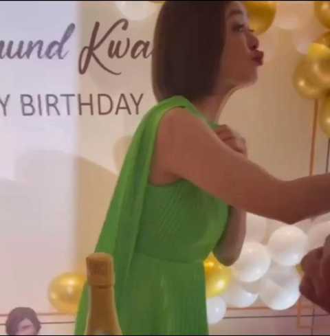 墙上面还布满了气球和彩灯,还用英文写了祝关之琳生日快乐的字样,十分